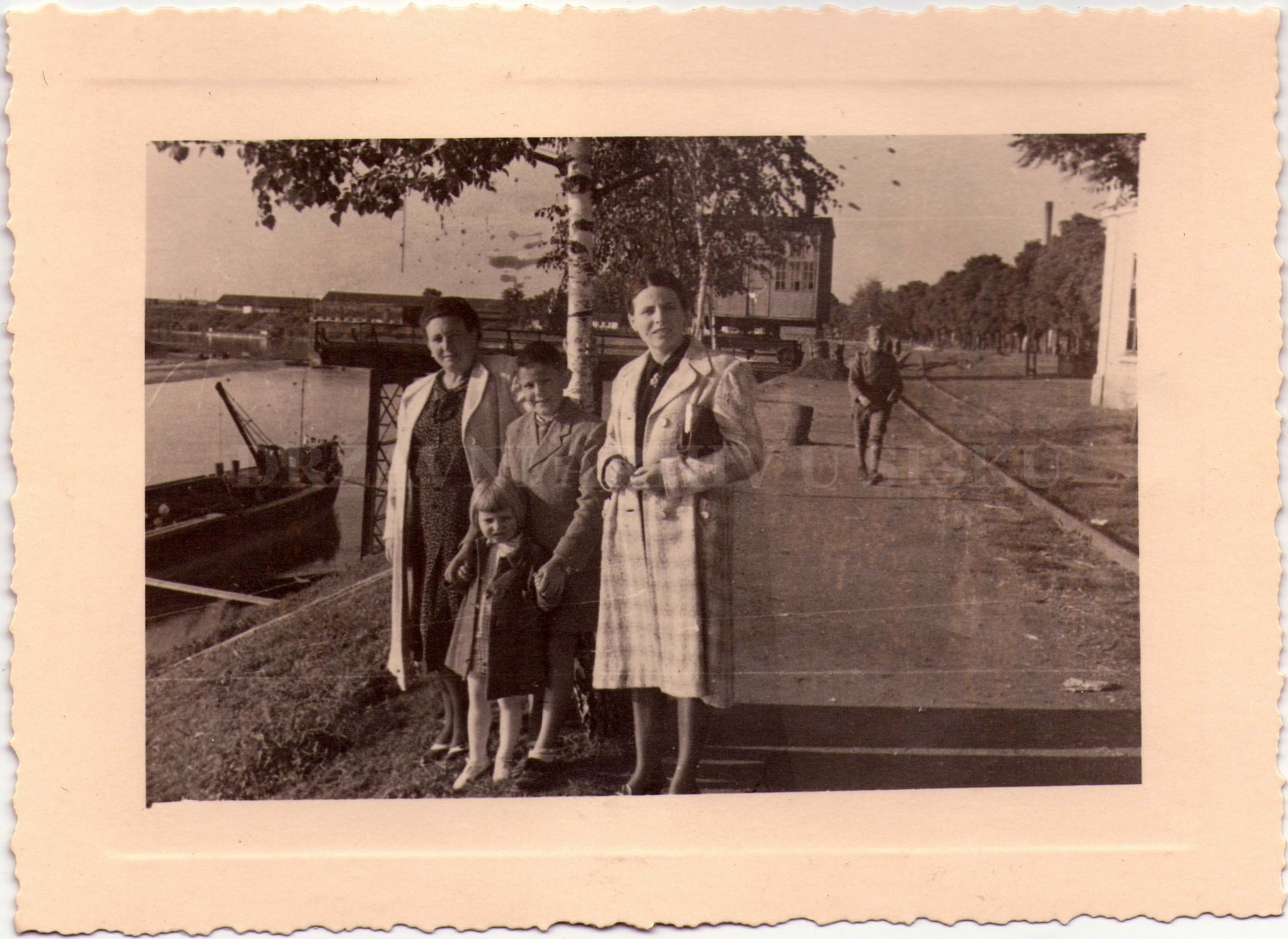Obitelj Saller, pogled na parni kran na obali Kupe kod Malog Kaptola, oko 1932. g.